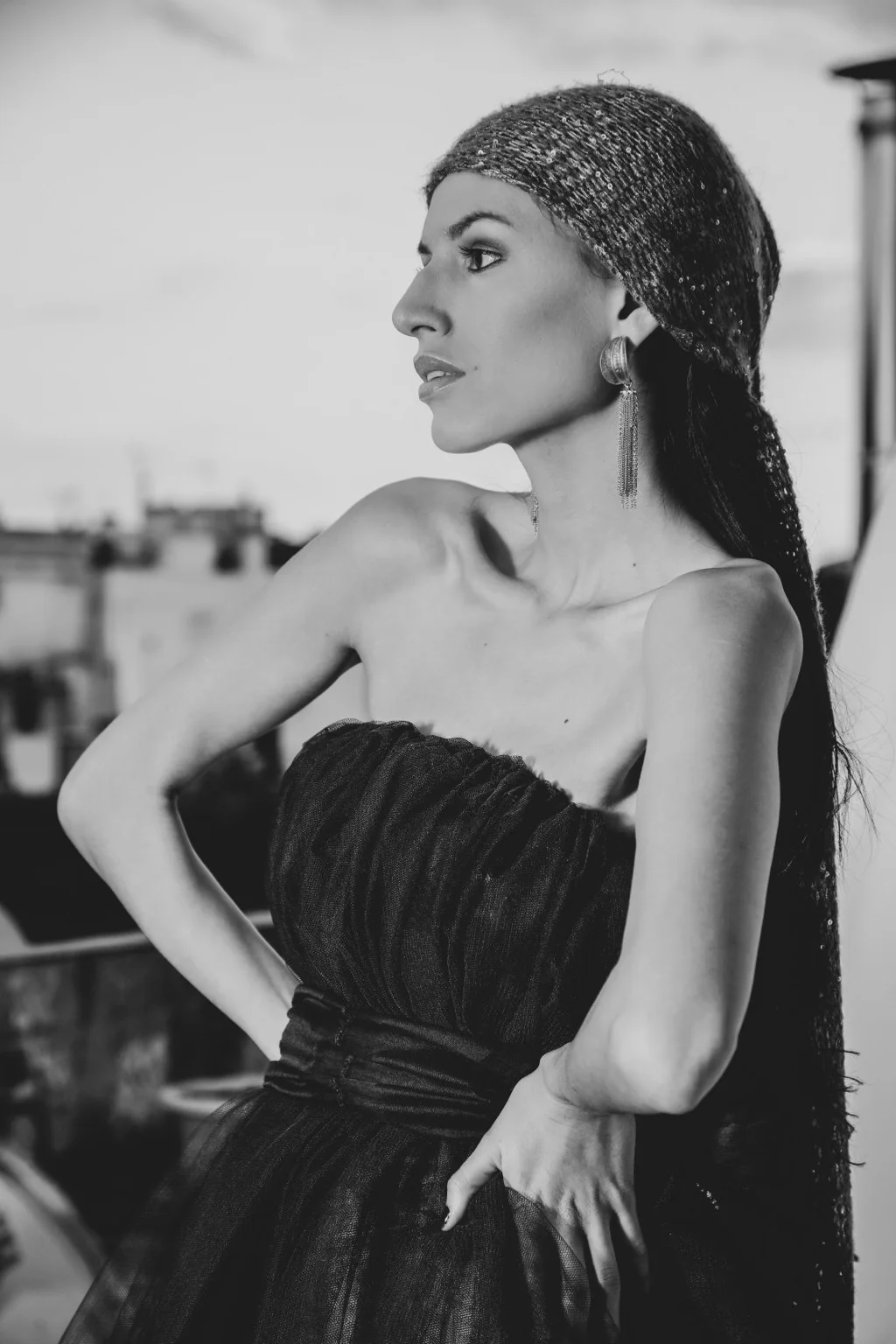 Perfil en blanco y negro con pañuelo y vestido de tul.