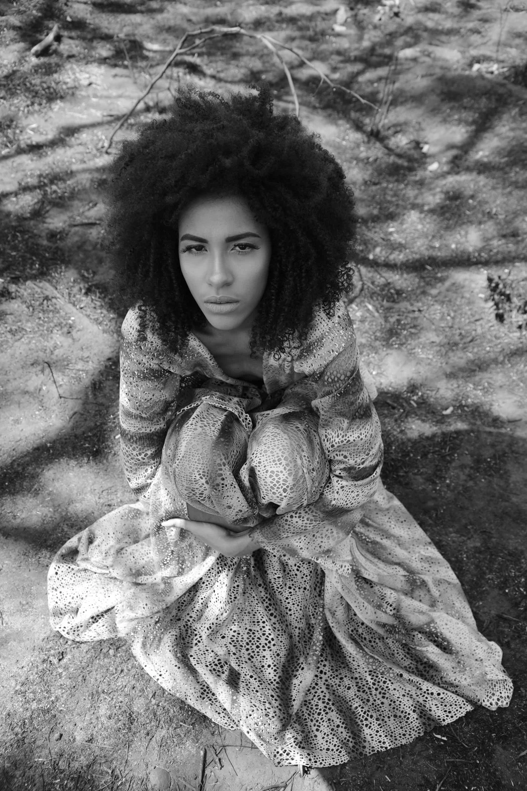 Proyecto personal en blanco y negro: modelo con vestido largo en un paisaje de árboles.