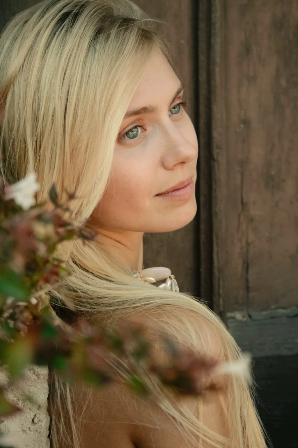 Retrato cercano de una modelo junto a un fondo de madera.